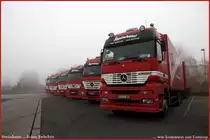 Steinhaus Fruchtkonserven aus Remscheid-Lennep produziert seit 1926 und hat sich  zum f�hrenden Konservenhersteller f�r Gro�verbraucher entwickelt. Das Angebot umfasst 30 Fruchtsorten und die Auslieferung erfolgt mit eigenem Fuhrpark. Im Bild ein ACTROS 2548(?) H�ngerzug. (01.11.2010)