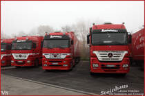 Der Fuhrpark setzt sich aus Zugmaschinen der Marke Mercedes-Benz Actros zusammen. Der Groteil der Flotte besitzt einen V8 mit 540 bzw. 550 PS. Im Bild (v.l.n.r.:) Actros MP2 1855, Mp1 1848 und MP2 1854