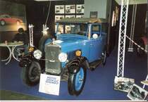 Peugeot 201. 1929 - 1937. Der 201 rettete Peugeot ber die schwere Zeit der 1930´er Jahre, da er preiswert und robust war. Der 1.122 cm Motor leistete 23 PS bei 3.500 U/min. Hier wurde die Karosserievariante Conduite Intrieur (2-trige Limousine = Standardmodell)abgelichtet und nachtrglich eingescannt. Es handelt sich um ein Fahrzeug, was wahrscheinlich vor Oktober 1931 gebaut wurde, da es noch keine Stostange vorne hat. Essen Motor Show 1985.