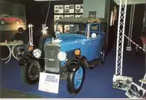 Peugeot 201. 1929 - 1937. Der 201 rettete Peugeot �ber die schwere Zeit der 1930´er Jahre, da er preiswert und robust war. Der 1.122 cm� Motor leistete 23 PS bei 3.500 U/min. Hier wurde die Karosserievariante Conduite Int�rieur (2-t�rige Limousine = Standardmodell)abgelichtet und nachtr�glich eingescannt. Es handelt sich um ein Fahrzeug, was wahrscheinlich vor Oktober 1931 gebaut wurde, da es noch keine Sto�stange vorne hat. Essen Motor Show 1985.