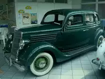 Ford V8 Touring Sedan, Baujahr 1935, 8-Zyl.4-Takt-Ottomotor mit 3600ccm und 90PS, Oldtimersammlung B�tzingen am Kaiserstuhl, Okt.2010