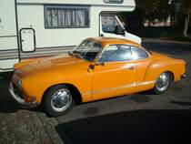 VW Karmann Ghia, Typ 14, die Firma Karmann in Osnabrck baute vom scherzhaft  Hausfrauenporsche  genannten Modell ber 440.000 Stck, fast die gesamte Technik stammt vom VW Kfer, Okt.2010