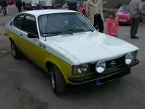 Opel Kadett GT/E 2000 EH. 1977 - 1979. Dieses Modell war die letzte Ausbaustufe der sportlichen C-Kadett Coupes. Werksseitig gab es den Wagen nur noch, wie abgebildet, wei� und gelb. Im Juli 1979 kostete ein solcher GT/E DM 18.210,00. Daf�r bekam man ein flottes Sportcoupe das aus 1.979 cm� 115 PS leistete und dem Wagen zu einer Spitzengeschwindigkeit von 190 km/h verhalf. Oldtimertreffen Zollverein.