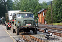 Dieser Tatra 148 steht an der Laderampe im Bahnhof Steinbach. Leider kam es zum Oldtimertreffen 2010 zu keiner Fahrzeugverladung auf die Bahn, 26.06.2010. 