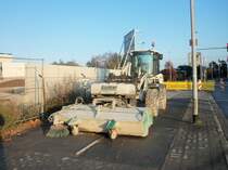 Radlader, mit Kehrmaschine, in Hannover/Lahe, am 31.10.2010.