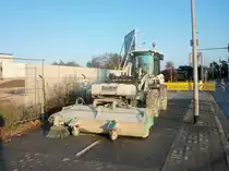 Radlader, mit Kehrmaschine, in Hannover/Lahe, am 31.10.2010.