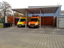 Hier zu sehen 2 RTW an der Rettungswache in Bernau.
Der dritte RTW der unter dem Unterstand sonst steht hatte gerade einen Einsatz.