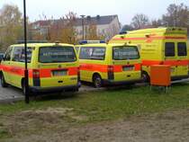 Genau vor der Rettungswache in Bernau stehen 2 NEF und ein RTW.
Bald werden diese jedoch in einer Garage stehen, die sich zur Zeit noch im Bau befindet.