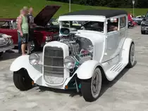 Auch wenn dieser Street Rod ganz in wei� daher kommt, ist es wohl doch keine Hochzeitskutsche :-)