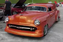 Dieser 1954er Chevy ist eines meiner Lieblinge der US-Car-Show. 

Das Innenleben ist allerdings etwas moderner: Rahmen aus einer 74er Chevelle, mit pneumatischer H�henverstellung; Motor und Getriebe aus einer 91er Corvette.
