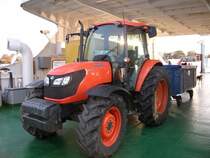 Kubato-Traktor stand am 30.Oktober 2010 auf dem Fhrschiff  VITTE  whrend der berfahrt nach Hiddensee.