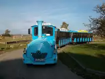 Wer nicht von Baabe zum Hafen laufen will,kann die  L�tt Bahn  benutzen.Hier stand die Bahn am 23.Oktober 2010 im Hafen von Baabe.