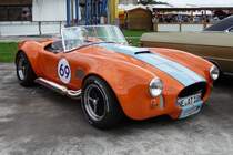 Es gibt doch noch Cobras, die nicht blau sind und die Nummer 3 tragen :-)
Unter der Haube arbeitet ein 427 cu-inch (7 Liter) groer V8 Ford Motor.
