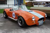 Es gibt doch noch Cobras, die nicht blau sind und die Nummer 3 tragen :-)
Unter der Haube arbeitet ein 427 cu-inch (7 Liter) gro�er V8 Ford Motor.