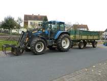 NewHolland mit abgesenktem Frontlader steht in 36100 Petersberg-Marbach, Oktober 2010