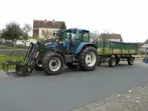 NewHolland mit abgesenktem Frontlader steht in 36100 Petersberg-Marbach, Oktober 2010