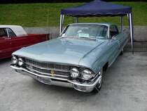Einen 1962er Cadillac  De Ville Sedan  der vierten Generation lsst man natrlich nicht unter freiem Himmel stehen... Eine Besonderheit ist die fehlenden B-Sule; 6,4 Liter Hubraum und 325 US-PS sind dagegen eher normal. So zu sehen auf der US-Car-Show in Grefrath im August 2010.