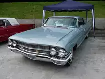Einen 1962er Cadillac  De Ville Sedan  der vierten Generation l�sst man nat�rlich nicht unter freiem Himmel stehen... Eine Besonderheit ist die fehlenden B-S�ule; 6,4 Liter Hubraum und 325 US-PS sind dagegen eher normal. So zu sehen auf der US-Car-Show in Grefrath im August 2010.
