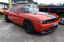 Der aktuelle Dodge Challenger SRT8 hat einen 6,1-Liter-Motor unter der Haube. Die Lackierung in Orange kostet extra. So zu sehen auf der US-Car-Show in Grefrath im August 2010.