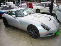 TVR T350C. 2002 - 2006. Der 3.6 l Reihensechszylinder leistet ca. 350 PS und beschleunigt diesen Wagen auf etwas ber 300 km/h. Der Sportwagen hat keinerlei Hilfsmittel wie ESP, ABS etc. Das heit Sportwagen fahren in Reinkultur. Meilenwerk Dsseldorf.
