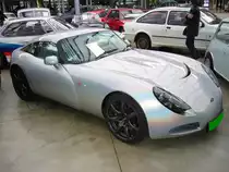 TVR T350C. 2002 - 2006. Der 3.6 l Reihensechszylinder leistet ca. 350 PS und beschleunigt diesen Wagen auf etwas �ber 300 km/h. Der Sportwagen hat keinerlei Hilfsmittel wie ESP, ABS etc. Das hei�t Sportwagen fahren in Reinkultur. Meilenwerk D�sseldorf.