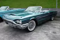 Ein Ford Thunderbird Convertible (Cabrio) der vierten Generation, gebaut um 1965, auf der US-Car-Show in Grefrath im August 2010.