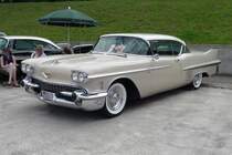 Wo ein Schirm, da ein Cadillac De Ville Coupe - oder umgekehrt? - auf der US-Car-Show in Grefrath im August 2010.