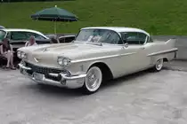 Wo ein Schirm, da ein Cadillac De Ville Coupe - oder umgekehrt? - auf der US-Car-Show in Grefrath im August 2010.