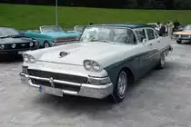 Ein Ford Custom 300, gebaut von 1957 bis 1959, dreht eine Runde auf der Eisbahn in Grefrath im August 2010.