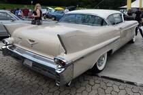 Der Raketenstil der 50er Jahre brachte auch beeindruckende Heckflossen hervor, hier am Cadillac De Ville Coupe von 1957/58.