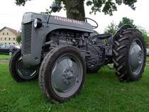 FERGUSON-Diesel nimmt an einer Oldtimerausstellung teil;100808