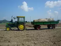 John Deere 1030 mit Anh�nger, der Traktor wurde von 1974-79 gebaut, 3-Zyl.Saugdiesel, 2695ccm und 48PS, Traktorentreffen in Hausen/M�hlin, Sept.2010