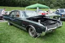 Ein Oldsmobile Ninety Eight der vierten Baureihe, gebaut von 1965-70, gew�hrt einen Blick auf das 7-Liter-V8-Triebwerk auf der US-Car-Show in Grefrath im August 2010.