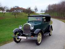 FORD-A rast durch die herbstliche Landschaft;101107