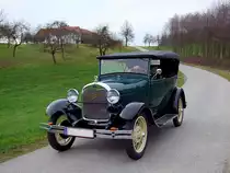 FORD-A rast durch die herbstliche Landschaft;101107