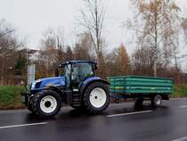 NEW-HOLLAND_T6030 ist bei tr�bem Herbstwetter mit einem Einachsh�nger unterwegs;101108