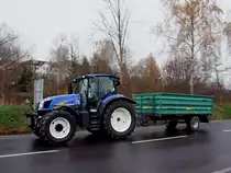 NEW-HOLLAND_T6030 ist bei tr�bem Herbstwetter mit einem Einachsh�nger unterwegs;101108