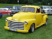 Ein Chevrolet  Advance Design  Truck pfl�gt durchs nasse Gras auf der US-Car-Show in Grefrath im August 2010. 