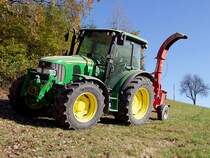 JD-5090R wartet mit dem angekoppelten H�cksler auf weitere Arbeit;101029