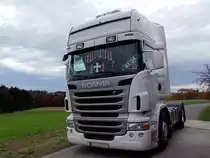 SCANIA-Zugmaschine wartet in l�ndlicher Idylle die Feiertagsruhe ab;101101