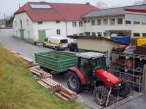 MF-4345 steht mit einem Einachsh�nger auf einer Br�ckenwaage;101102