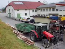 MF-4345 steht mit einem Einachsh�nger auf einer Br�ckenwaage;101102