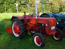 W�hrend eines Herbstmarkes an der  Alten Wasserm�hle  in Bielefeld-Heepen fotografiert. Ein Mc Cormick Farmall D 324 mit 24 PS bei 1825 ccm. Gebaut wurde dieser Schlepper von 1956 bis 1962.