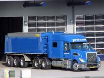 VOLVO_VT880 Kippsattel von POUW vor den Toren einer Werkstatt in der N�he von Utrecht;100903