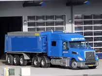 VOLVO_VT880 Kippsattel von POUW vor den Toren einer Werkstatt in der N�he von Utrecht;100903