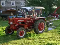 Ebenfalls aufgenommen an der  Alten Wasserm�hle  in Bielefeld-Heepen. Zu sehen ist ein Mc Cormick D 326. Gebaut wurden diese Schlepper zwischen 1962 und 1965. Der Traktor leistet 26 PS aus 1825 ccm.