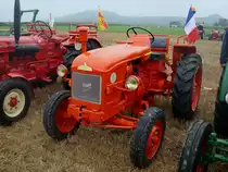 Renault N72, dieser franz�sische Ackerschlepper wurde von 1956 bis 1961 gebaut, 2-Zyl.Diesel mit 28PS, Traktorentreffen Hausen/M�hlin, Sept.2010