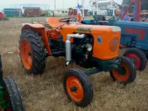 Vendeuvre BL, ein Gast aus dem benachbarten Elsa� bei Traktorentreffen in Hausen/M�hlin, die franz�sische Firma verbaute luftgek�hlte Dieselmotoren von Renault, dieser hat einen 2-Zyl.Motor mit 30PS, Baujahr 1960, Sept.2010