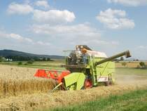 Claas Dominator 38 bei der Feldarbeit im Jahr 2004, gesehen in 36100 Petersberg-Marbach
