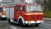 W�hrend eines Einsatzes in Bielefeld-Schildesche aufgenommenes Fahrzeug der der L�schabteilung Schildesche. Hierbei handelt es sich um einen Mercedes 1017 als L�schgruppenfahrzeug (LF 16). Genaugenommen handelt es sich nicht um das Stammfahrzeug der LA. Es ist ein Reservefahrzeug der BF Bielefeld, welches an dem Tag bei der LA Schildesche t�tig war.